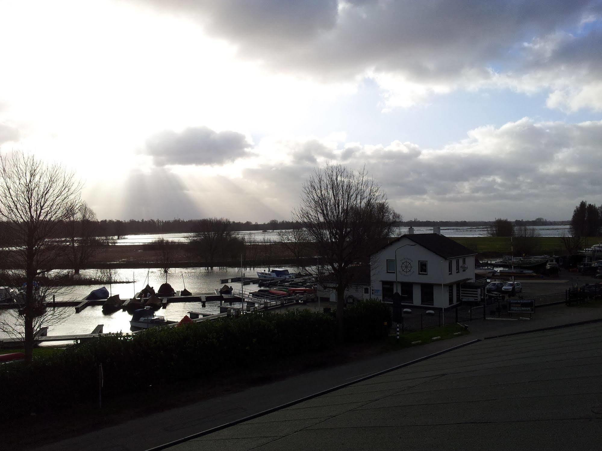 ホテル De Brabantse Biesbosch Werkendam エクステリア 写真