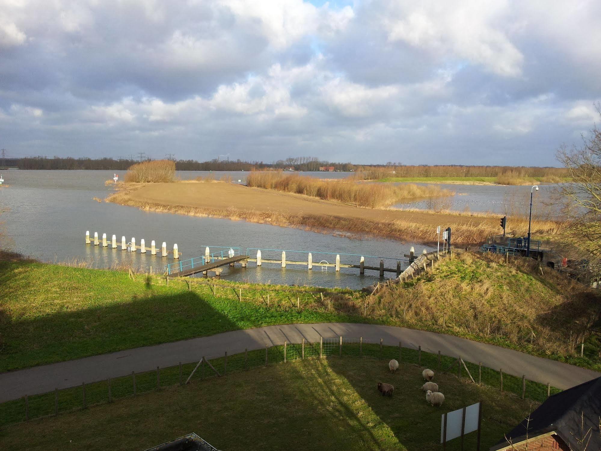 ホテル De Brabantse Biesbosch Werkendam エクステリア 写真