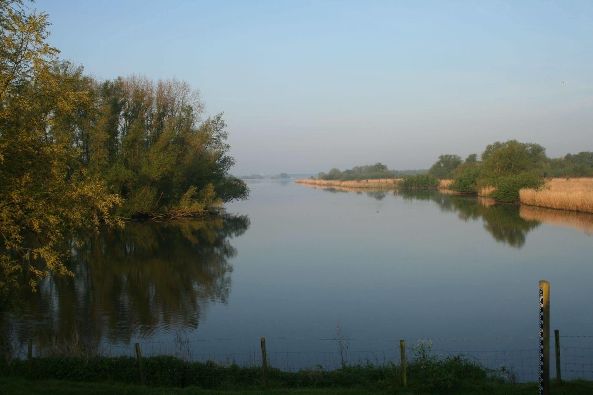 ホテル De Brabantse Biesbosch Werkendam エクステリア 写真
